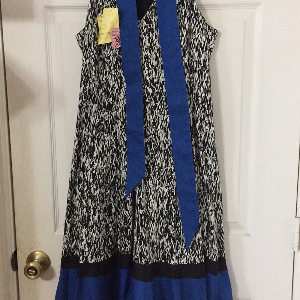 Beautiful dress great colors and style